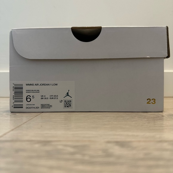 Nike Air Jordan 1 Low - Picture 11 of 13